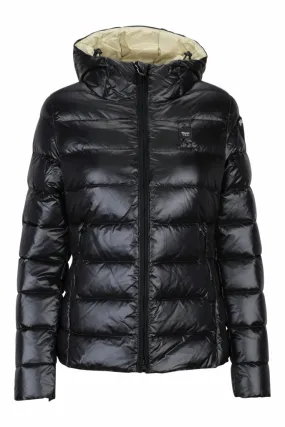 Plumífero negro con capucha y lineas rectas con interior beige y logo parche